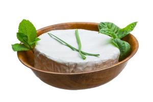 camembert con erbe aromatiche, noci e miele foto