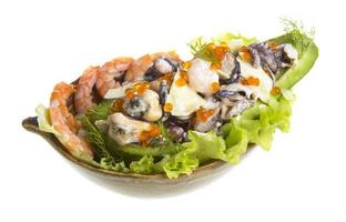 insalata di mare con caviale rosso in avocado foto