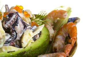 insalata di mare con caviale rosso in avocado foto