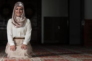 Ritratto di giovane donna musulmana foto
