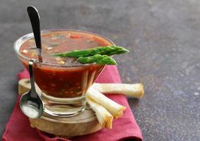 tradizionale gazpacho di zuppa di pomodoro fredda spagnola con asparagi e crackers foto