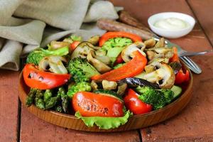 antipasto di verdure grigliate (peperoni, asparagi, zucchine, broccoli) foto
