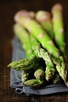 gambi di asparagi freschi foto