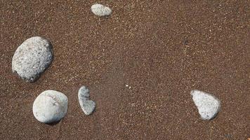 sfondo di roccia di fiume. motivo a pietra di mare. struttura di pietra foto