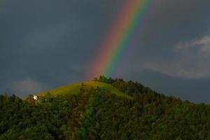 vera serata arcobaleno in collina foto