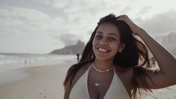 ragazza latina, famosa spiaggia rio de janeiro, brasile. vacanze estive latine. foto