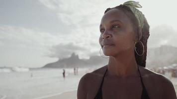 ragazza latina, famosa spiaggia rio de janeiro, brasile. vacanze estive latine. foto