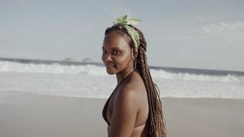 ragazza latina, famosa spiaggia rio de janeiro, brasile. vacanze estive latine. foto