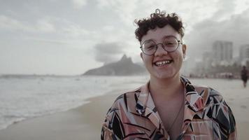 ragazza latina, famosa spiaggia rio de janeiro, brasile. vacanze estive latine. foto