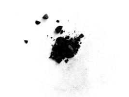 carbone di legna o polvere di carbone. trama di carbone nero. polvere di carbone di legno nero isolato su sfondo bianco foto