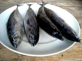 pesce fresco nel piatto e nella tavola. cibo culinario indonesiano foto