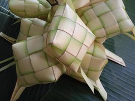 ketupat, un tipo di gnocco a base di riso confezionato all'interno di un contenitore a forma di diamante di un sacchetto di foglie di palma intrecciate. comunemente trovato in Indonesia, Malesia, Brunei, Singapore e Filippine. foto