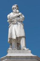 la statua di niccolo tommaseo in campo santo stefano a venezia foto
