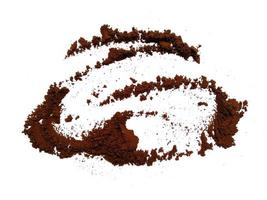 polvere di caffè su sfondo bianco foto