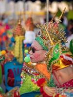 chiang mai, thailandia, 2020 - l'uomo con il tradizionale costome per la sfilata della cerimonia di ordinazione buddista. foto