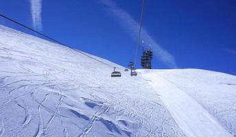 paesaggio della funivia da sci sospesa alle montagne di neve titlis avventura in svizzera, europa foto