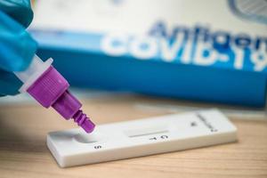 set di kit per il test dell'antigene della saliva per il controllo dell'uso del coronavirus covid-19 in casa. foto