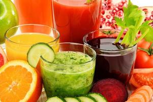 bicchieri con verdure fresche e succhi di frutta biologici foto