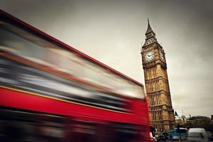 londra, inghilterra, 2022 - bus rosso in movimento e big ben foto