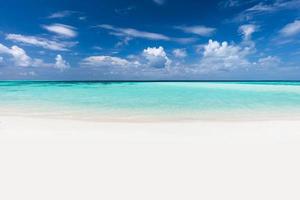 spiaggia tropicale con sabbia bianca e mare turchese chiaro. Maldive foto