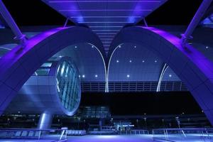 colpo esterno di notte dell'aeroporto internazionale della Dubai foto