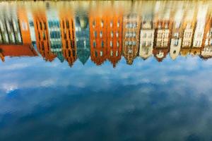 riflesso degli edifici della città vecchia nel fiume Motlawa. foto