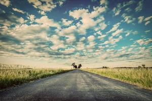 strada asfaltata lunga e dritta vuota. concetti di viaggio, avventura, destinazione, trasporto ecc. foto