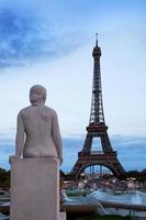 parigi, francia, 2022 - torre eiffel, fontana foto