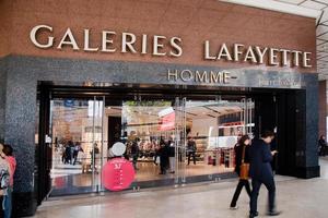 parigi, francia, 2022 - ingresso al centro commerciale lafayette, parigi foto