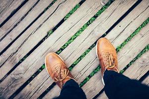 uomo in piedi su una vecchia piattaforma di legno foto