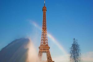 torre eiffel vista dalla fontana che fa arcobaleno naturale, parigi, francia foto