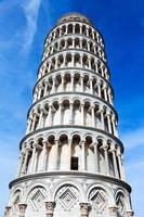 pisa, italia, 2022 - la torre pendente di pisa, toscana, italia. vista grandangolare foto
