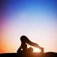 donna 3d nella posa di yoga dell'aratro che medita al tramonto. zen foto