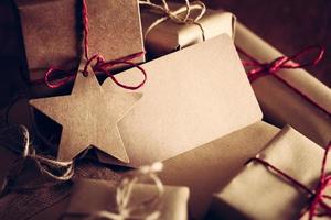 regalo rustico retrò, scatole regalo con etichetta. periodo natalizio, involucro di carta ecologica. foto