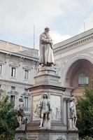 milano, italia, 2022 - statua di leonardo da vinci, milano, italia foto