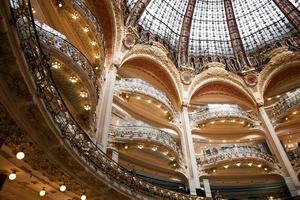 parigi, francia, 2022 - interno del centro commerciale lafayette, parigi foto