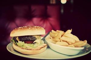 piatto di hamburger e patatine fritte nel ristorante di cibo americano foto