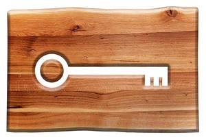 simbolo chiave tagliato in tavola di legno isolato su bianco foto