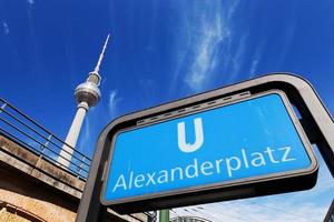 u-bahn alexanderplatz segno e torre della televisione. Berlino, Germania foto