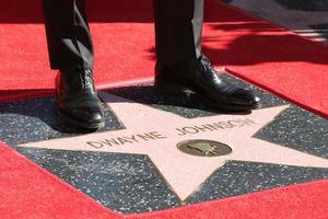 los angeles, 13 dicembre - dwayne johnson feet, dwayne johnson star alla cerimonia della stella di dwayne johnson sulla hollywood walk of fame il 13 dicembre 2017 a los angeles, ca foto