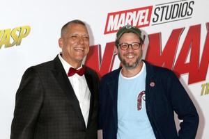 los angeles, 25 giugno - bob layton, michael giacchino alla prima formica, uomo e vespa al teatro el capitan il 25 giugno 2018 a los angeles, ca foto