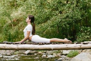 donna che fa yoga in natura foto