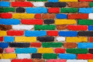 muro di mattoni colorati. sfondo unico foto