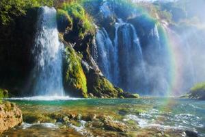 cascata nella foresta. acqua cristallina. foto