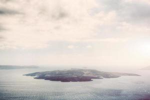 isola vulcanica di nea kameni a santorini, in grecia foto