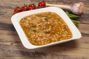 zuppa di kharcho caucasica con carne di manzo foto