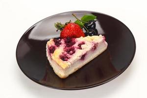 cheesecake con fragole servite alla ciliegia foto