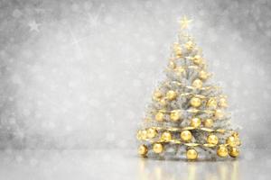 albero di Natale. nevicata e sfondo glitterato foto