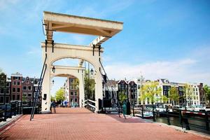 amsterdam, paesi bassi, 2022 - il magere brug, skinny bridge. amsterdam foto