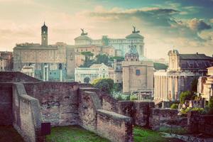 roma, italia skyline vintage. foro romano e altare della patria foto